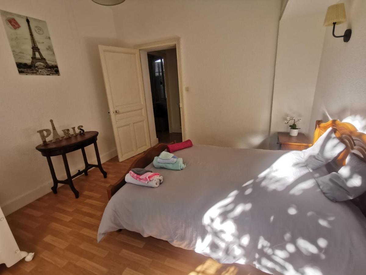 Bel Appartement Tout Equipe! Proche Des Parcs, Avec Sa Cour Privative Et Sa Place De Parking Securisee A 450 M Du Logement Vichy Exterior foto