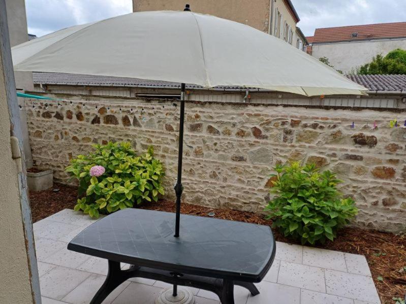 Bel Appartement Tout Equipe! Proche Des Parcs, Avec Sa Cour Privative Et Sa Place De Parking Securisee A 450 M Du Logement Vichy Exterior foto
